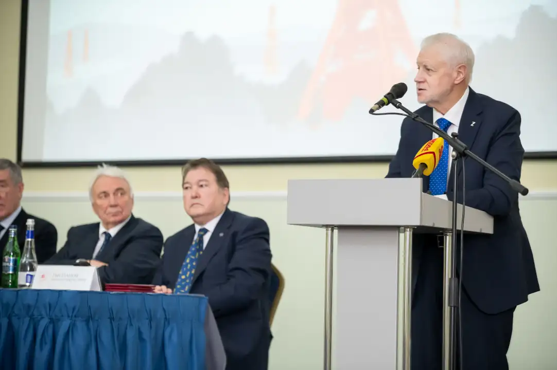 С поздравлением и краткой речью обратился к присутствующим член Президиума АГН С.М.Миронов.